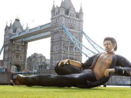 Roar blimey! 25ft Jeff Goldblum marks 25yrs of Jurassic Park at Tower Bridge