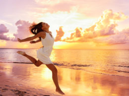Top 10 activities that make women happiest online