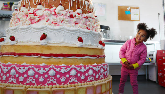 Tate & Lyle® celebrates 140 years of sugar refining in London with giant commemorative cake