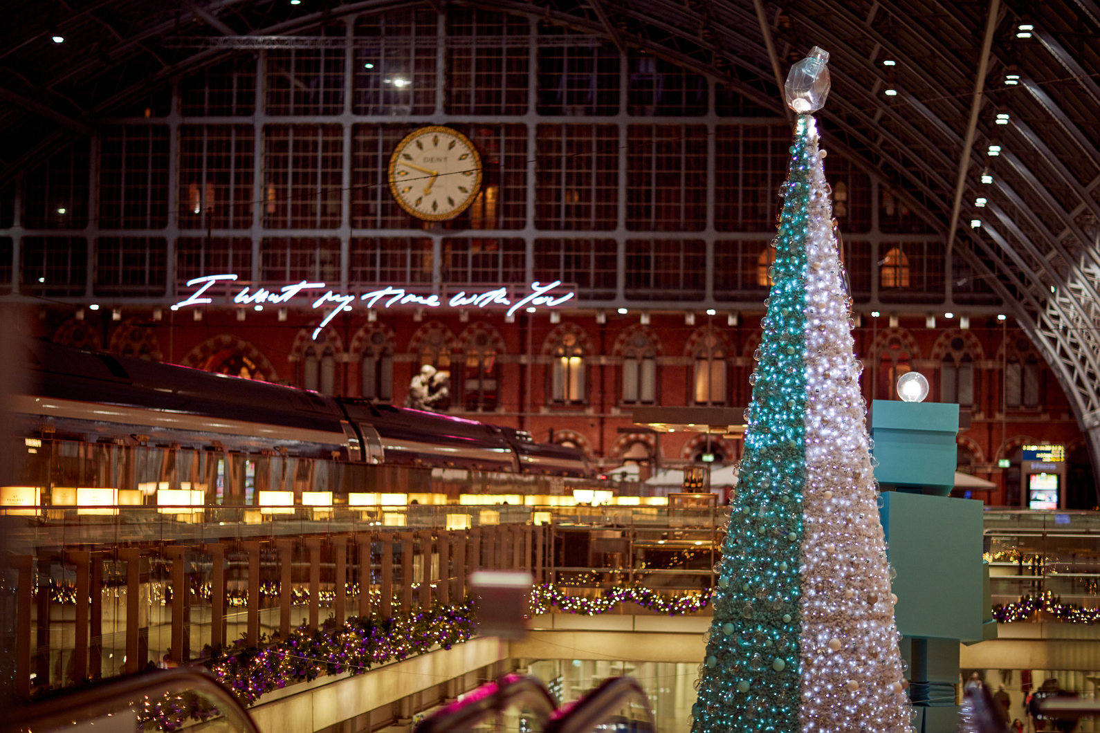 St Pancras International Unveils This Year S Christmas Tree In