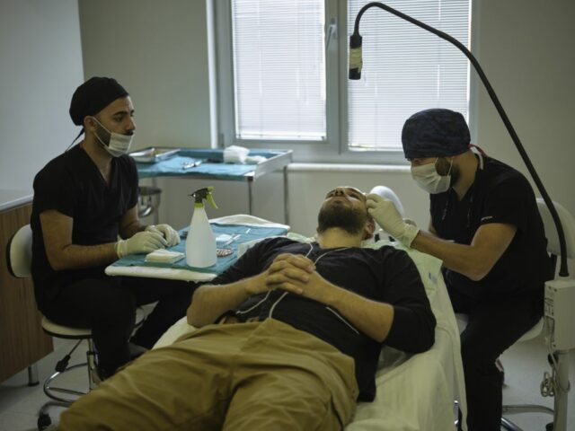 why DHI Hair transplantation is better tha FUE