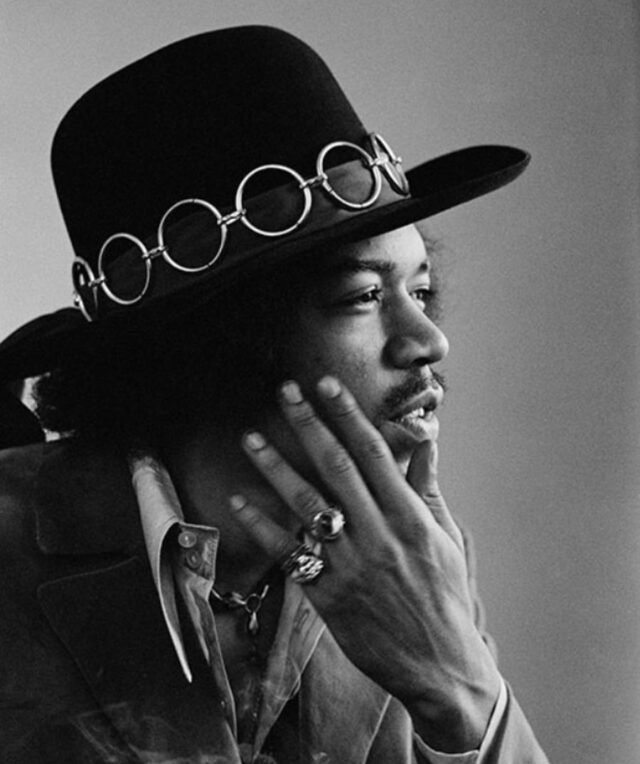 JIMI-Photographsmore_Page_05_Image_0001-990000079e04513c