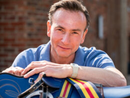 Londoner Thomas heads to the starting line for charity horse race