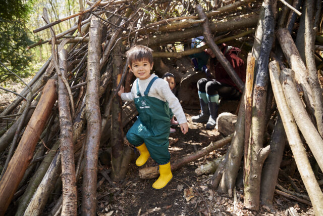 children-exploring-outdoor-den (1)