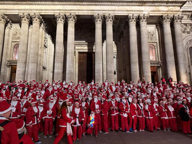 Santa in the City 2024, Santas in front of St Paul's